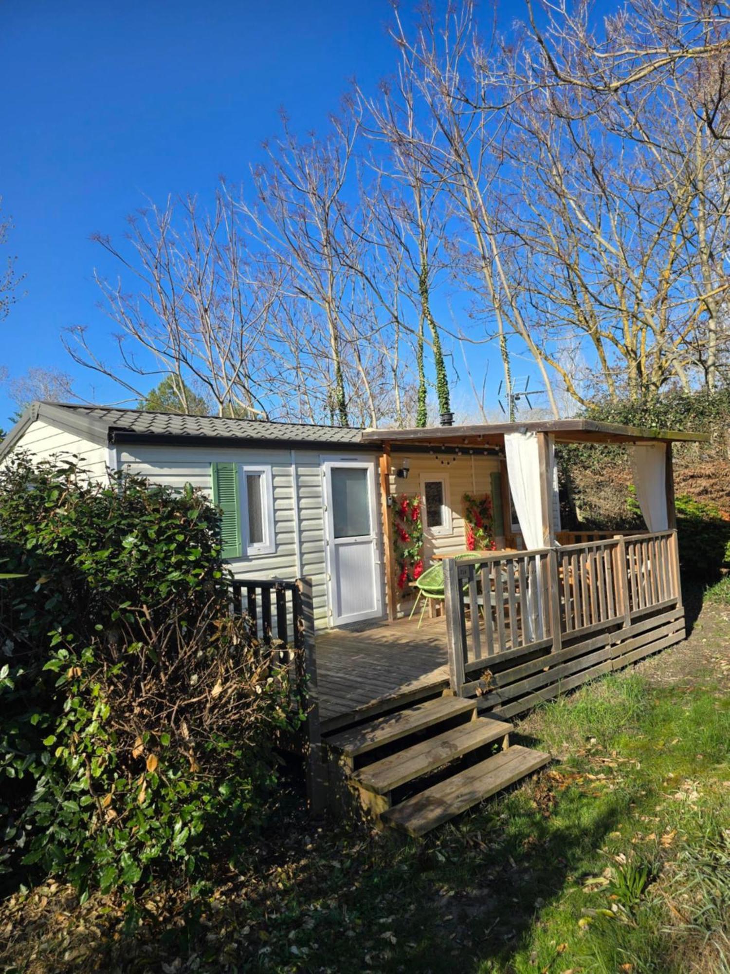 Camping Domaine Des Iscles La Roque-d'Antheron Exterior photo
